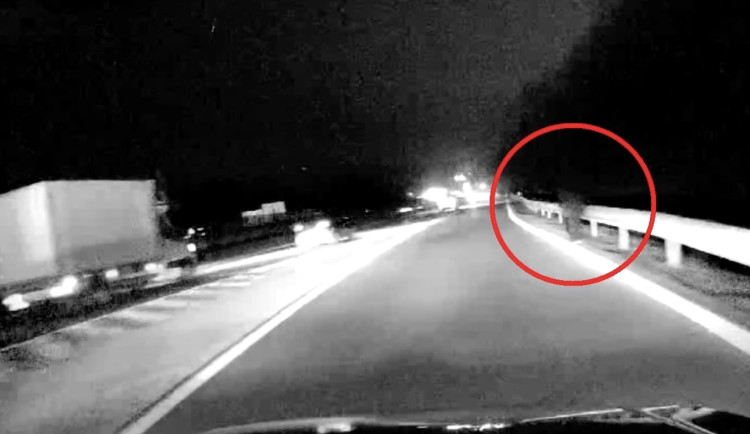 VIDEO: Seniorce ujel autobus, domů šla po rychlostní silnici. Kolem ní projížděla auta stovkou