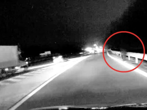 VIDEO: Seniorce ujel autobus, domů šla po rychlostní silnici. Kolem ní projížděla auta stovkou
