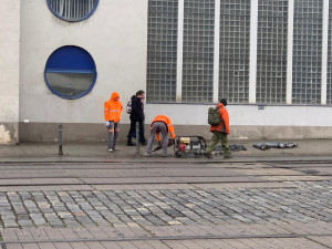 VIDEO: Silničáři uzavřeli Nádražní ulici v Brně, aby opravili chodník. Stavba omezí pěší i řidiče