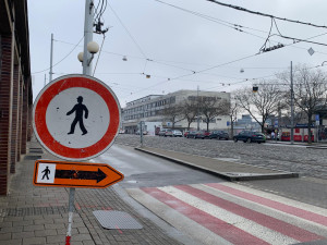 VIDEO: Silničáři uzavřeli Nádražní ulici v Brně, aby opravili chodník. Stavba omezí pěší i řidiče