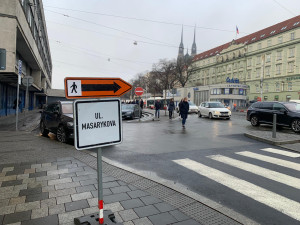 VIDEO: Silničáři uzavřeli Nádražní ulici v Brně, aby opravili chodník. Stavba omezí pěší i řidiče