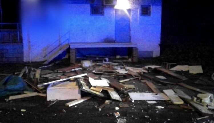 Žena demolovala posezení brněnské vinotéky. Vysvětlovala, že se tak brání před satanem a upíry