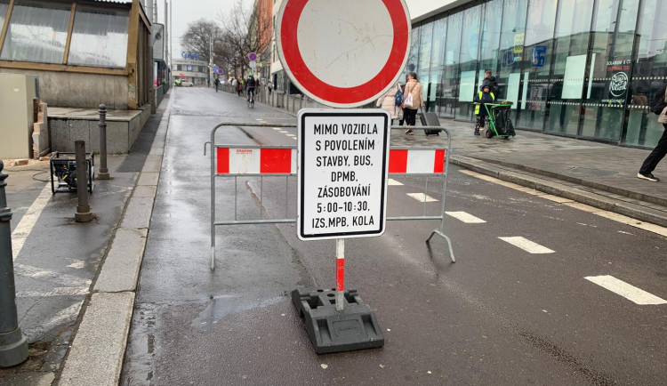 VIDEO: Silničáři uzavřeli Nádražní ulici v Brně, aby opravili chodník. Stavba omezí pěší i řidiče