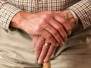 Vědci z Brna otestovali terapii pro lidi s Parkinsonovou chorobou. Může zmírňovat řečové problémy