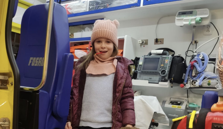 Amálka upadla do bezvědomí a přestala dýchat. Život jí zachránil tatínek, který prováděl masáž srdce