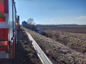 Nehoda kamionu zastavila provoz na dálnici. Zraněného řidiče transportoval do nemocnice vrtulník
