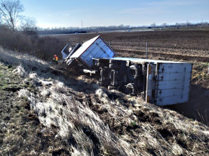 Nehoda kamionu zastavila provoz na dálnici. Zraněného řidiče transportoval do nemocnice vrtulník