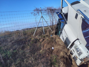 Nehoda kamionu zastavila provoz na dálnici. Zraněného řidiče transportoval do nemocnice vrtulník