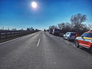 Nehoda kamionu zastavila provoz na dálnici. Zraněného řidiče transportoval do nemocnice vrtulník