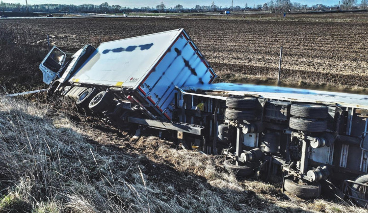 Nehoda kamionu zastavila provoz na dálnici. Zraněného řidiče transportoval do nemocnice vrtulník