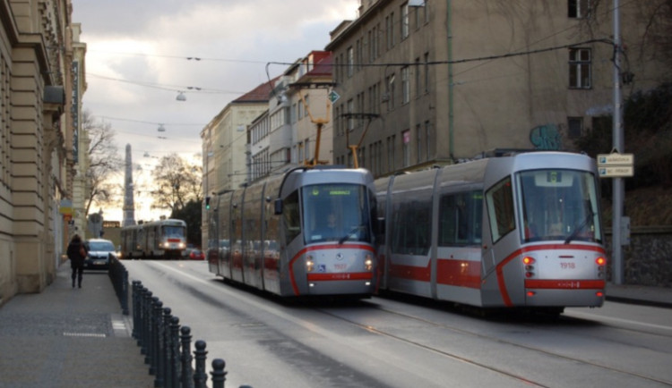 Cestující řekl hlučným lidem v šalině, aby se ztišili. Ti ho vyvlekli na ulici a zmlátili