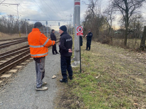 Policisté pokutují pohyb v kolejišti. Moderní soupravy jsou tiché a mohou chodce překvapit, vysvětlují