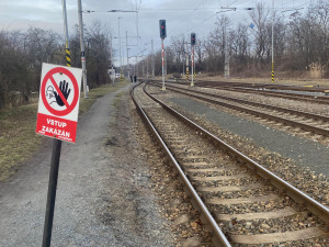 Policisté pokutují pohyb v kolejišti. Moderní soupravy jsou tiché a mohou chodce překvapit, vysvětlují