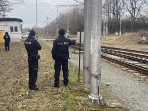 Policisté pokutují pohyb v kolejišti. Moderní soupravy jsou tiché a mohou chodce překvapit, vysvětlují