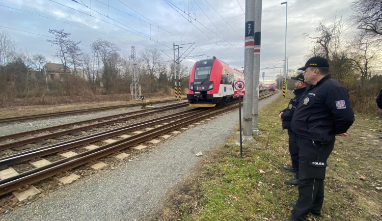 Policisté pokutují pohyb v kolejišti. Moderní soupravy jsou tiché a mohou chodce překvapit, vysvětlují
