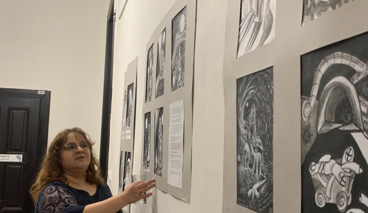 Ukrajinská umělkyně v Brně představila obrazy, které malovala v evakuačním vlaku