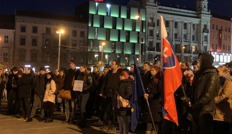 VIDEO: Lidé v Brně si připomněli šest let od vraždy novináře Kuciaka. Znepokojuje je politická situace na Slovensku