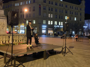 VIDEO: Lidé v Brně si připomněli šest let od vraždy novináře Kuciaka. Znepokojuje je politická situace na Slovensku