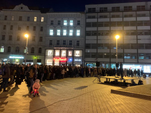 VIDEO: Lidé v Brně si připomněli šest let od vraždy novináře Kuciaka. Znepokojuje je politická situace na Slovensku