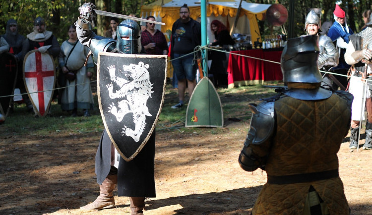 Před Krajským soudem v Brně stanul muž, který podle obžaloby cucal palce malým chlapcům v šermířském spolku