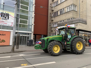 VIDEO: Jihomoravští zemědělci se přidali k protestům. Projeli Brnem a zamířili na hranice