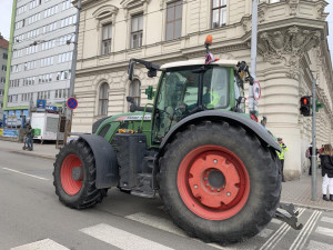 VIDEO: Jihomoravští zemědělci se přidali k protestům. Projeli Brnem a zamířili na hranice