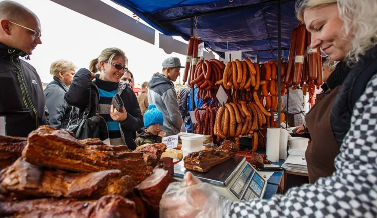 Hradem Veveří se rozvonělo uzené. Řezníci nabízí pochoutky ze stromu klobásovníku nebo drink s vůní salámu