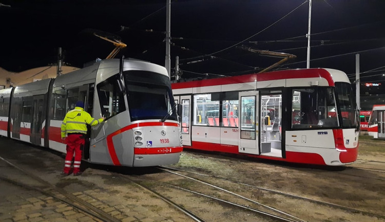 Labilní žena poškodila šalinu. Všichni mě tam chtěli znásilnit, tvrdila