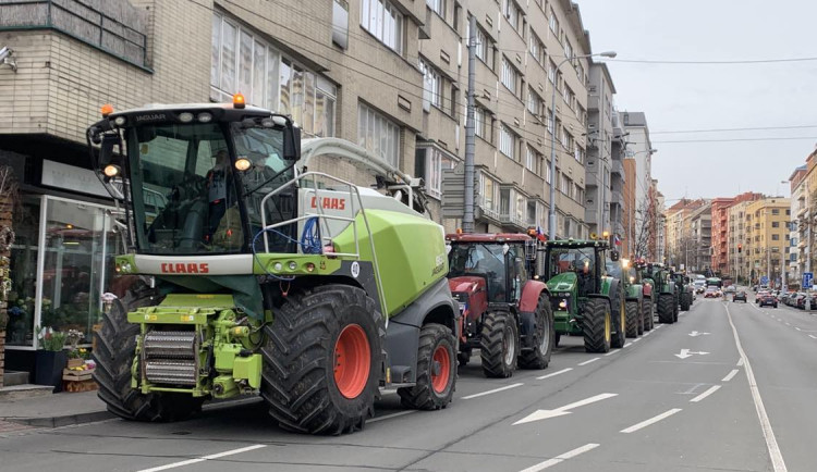 VIDEO: Jihomoravští zemědělci se přidali k protestům. Projeli Brnem a zamířili na hranice
