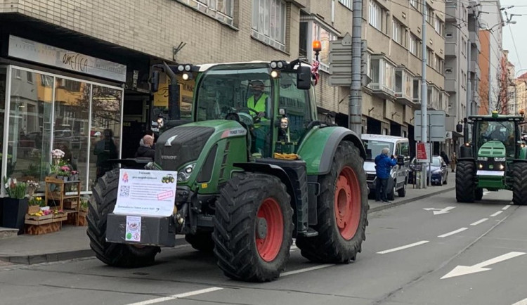 Zemědělci uzavřeli z obou stran hraniční přechod na Slovensko v Hodoníně