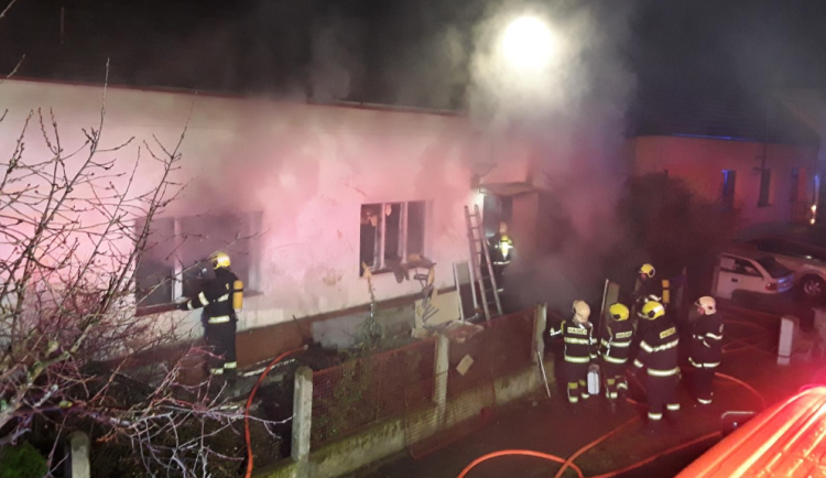 Hasiči při likvidaci požáru na Hodonínsku našli mrtvého člověka. Rodinný dům byl plný odpadu