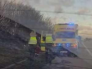 VIDEO: Záchranářům jízdu překazil defekt kola. Pětitýdennímu miminku do brněnské nemocnice pomohli policisté