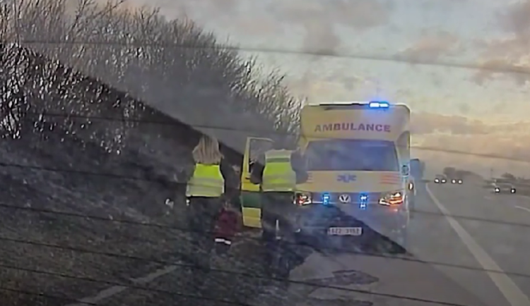 VIDEO: Záchranářům jízdu překazil defekt kola. Pětitýdennímu miminku do brněnské nemocnice pomohli policisté