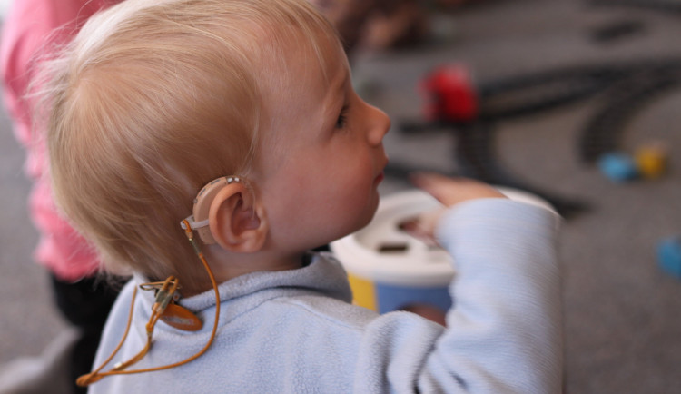 Lékaři v Brně pomáhají téměř hluchým dětem. Implantují jim do ucha přístroj, díky kterému uslyší