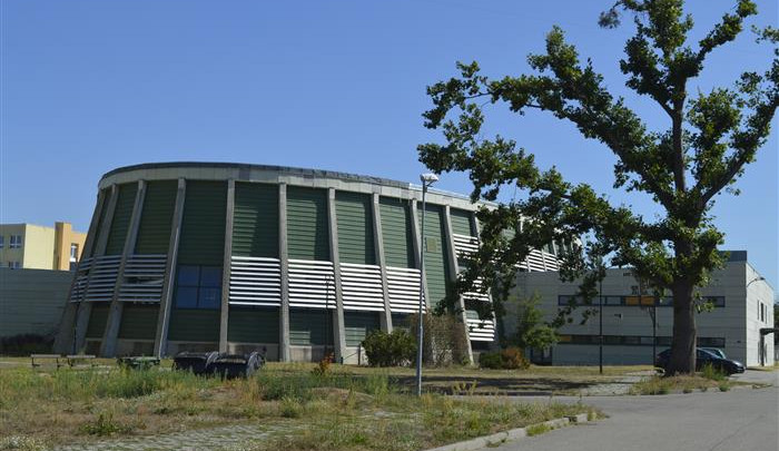 Dělníci se v Hodoníně pustí do opravy sportovní haly, kterou před téměř třemi lety poškodilo tornádo.