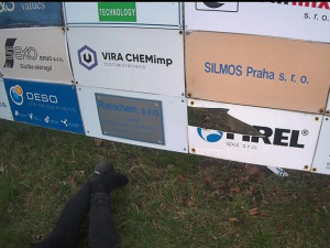 Dva opilé muže v Brně naštvala objížďka. Skákali na dopravní značky a nabíhali autům pod kola