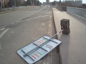 Dva opilé muže v Brně naštvala objížďka. Skákali na dopravní značky a nabíhali autům pod kola