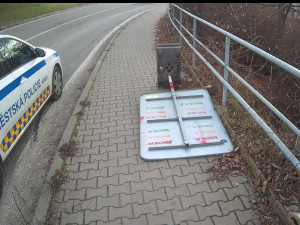 Dva opilé muže v Brně naštvala objížďka. Skákali na dopravní značky a nabíhali autům pod kola