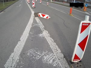 Dva opilé muže v Brně naštvala objížďka. Skákali na dopravní značky a nabíhali autům pod kola