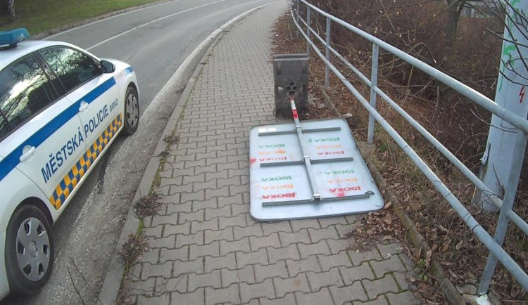 Dva opilé muže v Brně naštvala objížďka. Skákali na dopravní značky a nabíhali autům pod kola