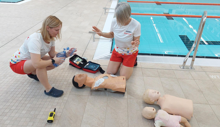 Na brněnských sportovištích přibývají defibrilátory. Pomáhají při akutní zástavě srdce