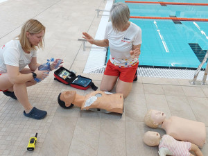 Na brněnských sportovištích přibývají defibrilátory. Pomáhají při akutní zástavě srdce