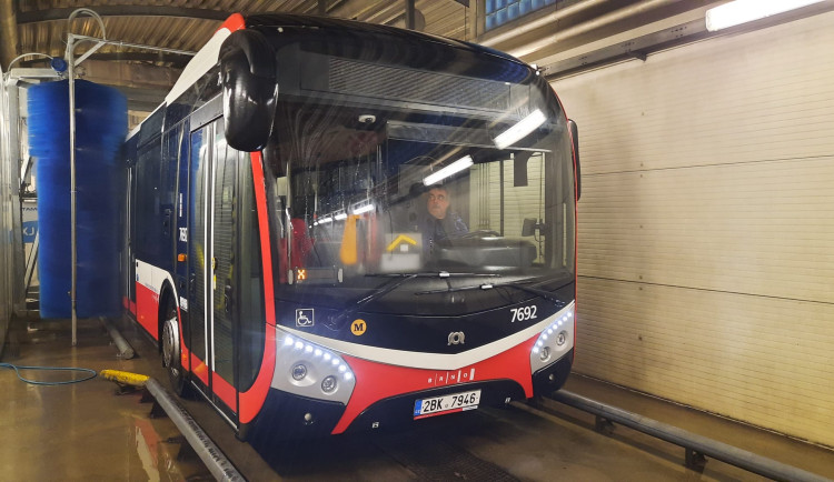 Brněnský dopravní podnik pořídil novou myčku pro autobusy. Vozy jsou nyní zářivější, míní mluvčí