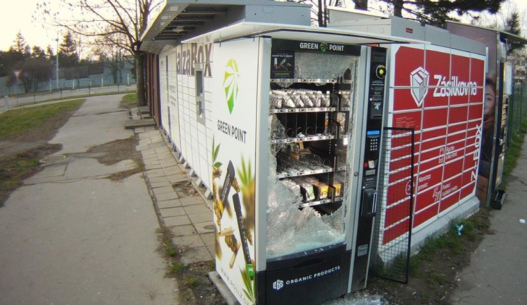 Zloděj z Brna si chtěl na poslední chvíli udělat zásobu HHC. Rozmlátil automat a zboží ukradl