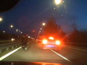 VIDEO: Zdrogovaný muž běžel v protisměru po dálničním nájezdu. Po srážce s autem utrpěl lehké zranění
