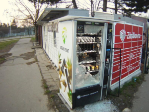Zloděj z Brna si chtěl na poslední chvíli udělat zásobu HHC. Rozmlátil automat a zboží ukradl