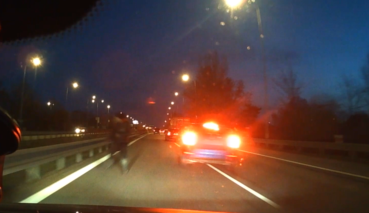 VIDEO: Zdrogovaný muž běžel v protisměru po dálničním nájezdu. Po srážce s autem utrpěl lehké zranění