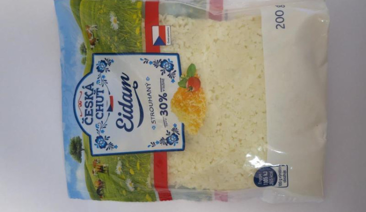 Potravináři odhalili v brněnském supermarketu zkažené sýry. Strouhaný eidam pokrývala zelená plíseň