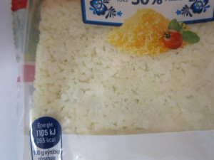 Potravináři odhalili v brněnském supermarketu zkažené sýry. Strouhaný eidam pokrývala zelená plíseň