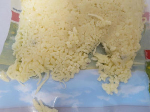 Potravináři odhalili v brněnském supermarketu zkažené sýry. Strouhaný eidam pokrývala zelená plíseň